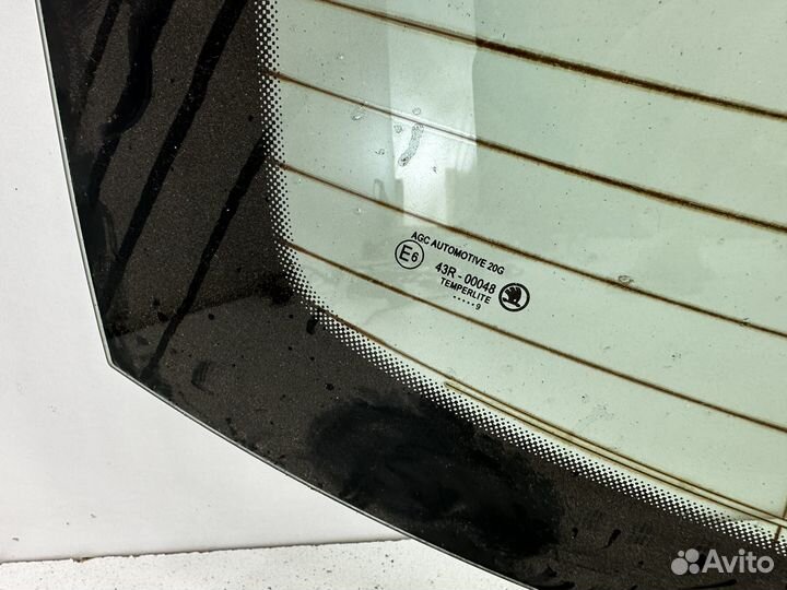 Skoda Octavia A7 стекло крышки багажника 2019 год