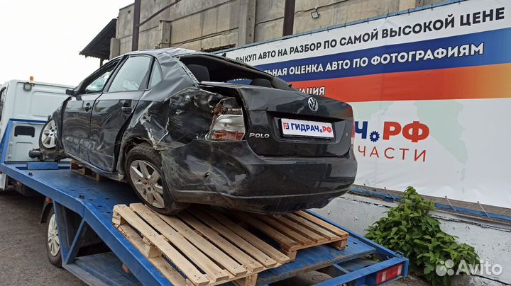 Стекло кузовное глухое правое Volkswagen Polo Seda