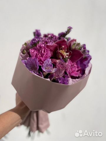 Букет с цимбидиумом, орхидеей