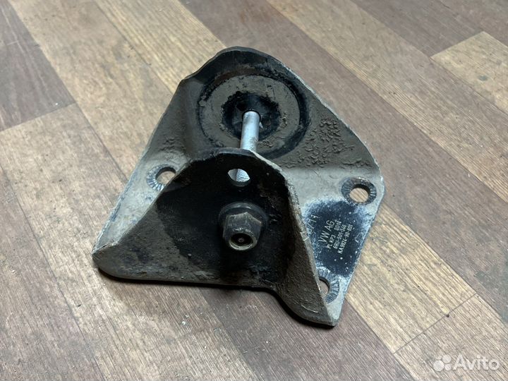 Кронштейн задней балки правый VW, Audi,Skoda