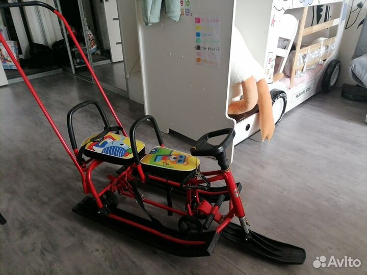 Детский снегокат с колесами для 2х детей
