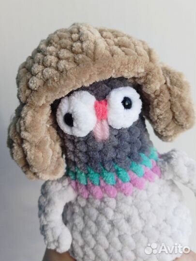 Вязаная игрушка птица В военной шапке