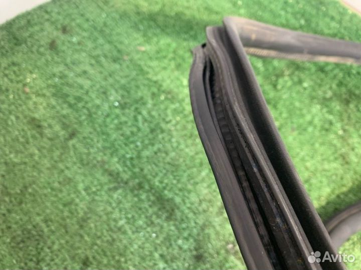 Уплотнитель проема задней правой двери задний