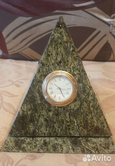 Часы из камня 