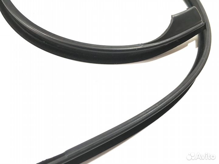 Уплотнитель передний левый BMW 5 E60