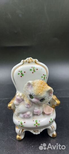 Антикварная статуэтка котенок в кресле