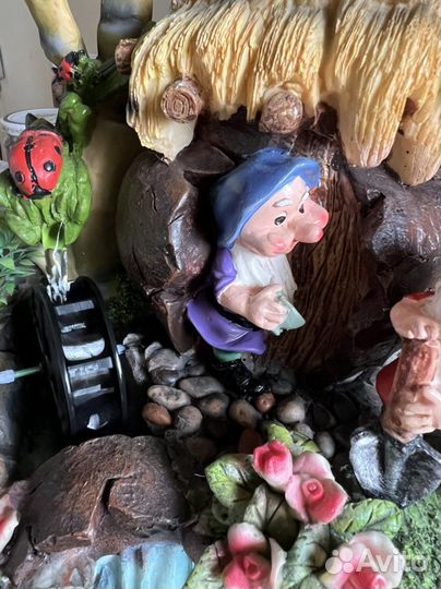 Декоративный фонтан с гномами