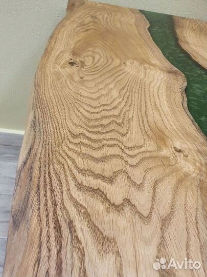 Стол из масива дуба и эпоксидной смолы