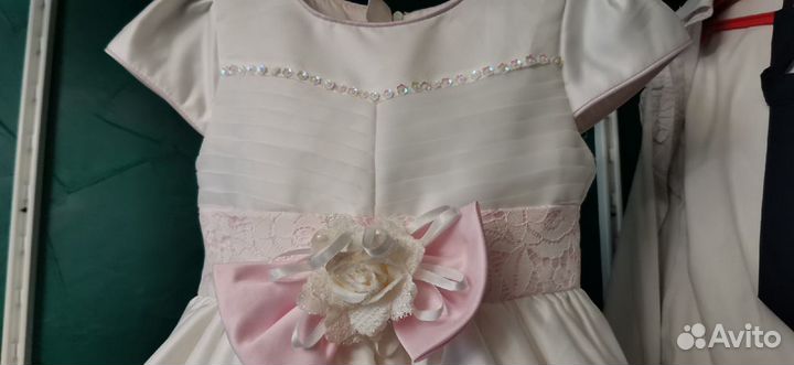 Нарядное бело-розовое платье