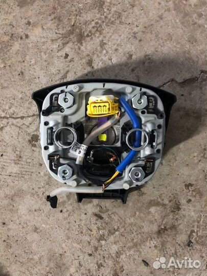 Подушка безопасности водителя Volkswagen Jetta 1K2