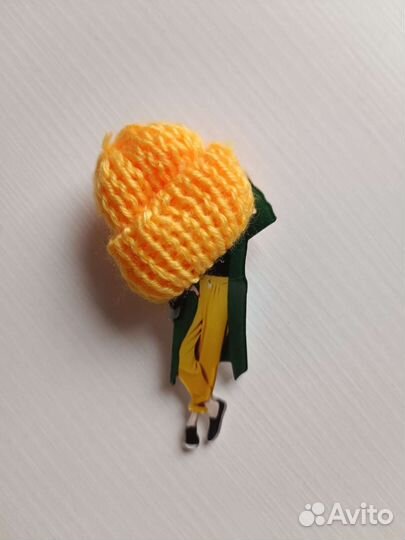Брошь куколка в шапке