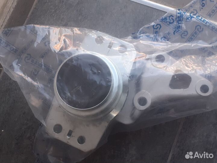 Подушка двигателя на Пежо 307 2.0л и тд