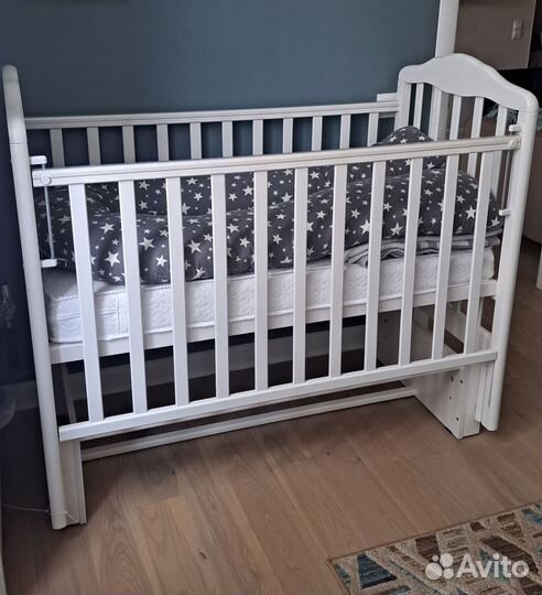 Детская кроватка с маятником