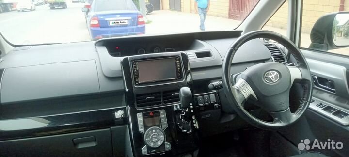 Toyota Voxy 2.0 CVT, 2010, 140 000 км