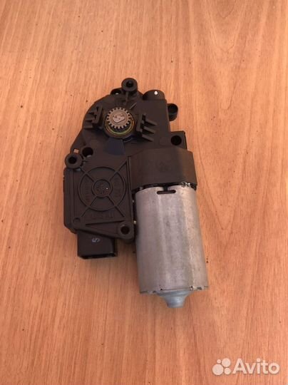 Мотор люка Land Rover Freelander 2