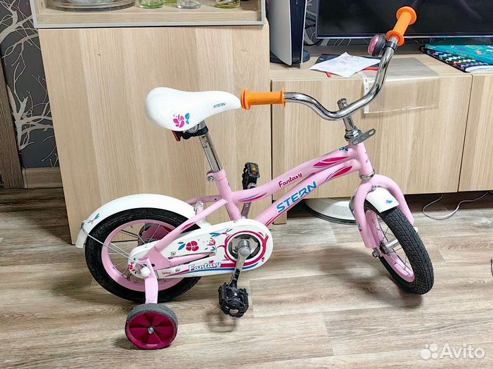 Детси велосипед с дополнительными колесами