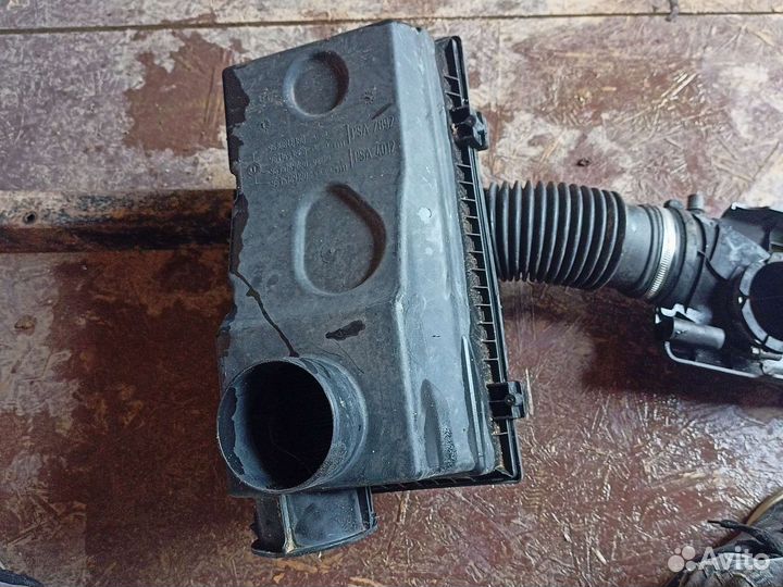 Воздушный фильтр корпус Peugeot 406