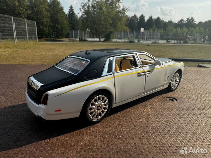 Модель автомобиля Rolls-Royce Phantom металл