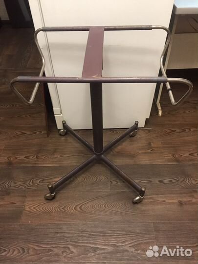 Подставка на колесах