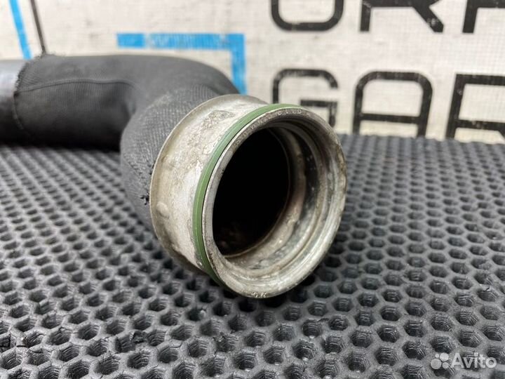 Патрубок интеркулера правый Volkswagen Touareg 7LA