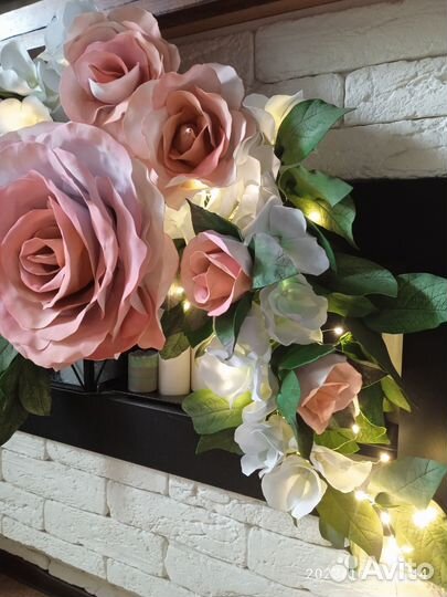 Композиция из искусственных цветов