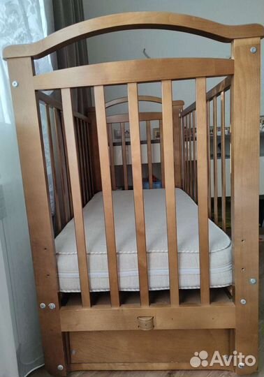 Детская кроватка с маятником и ящиком