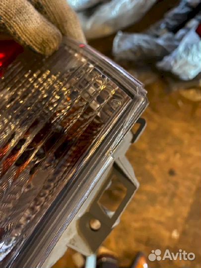 Фонарь (стоп сигнал) задний левый 220-63989 левый