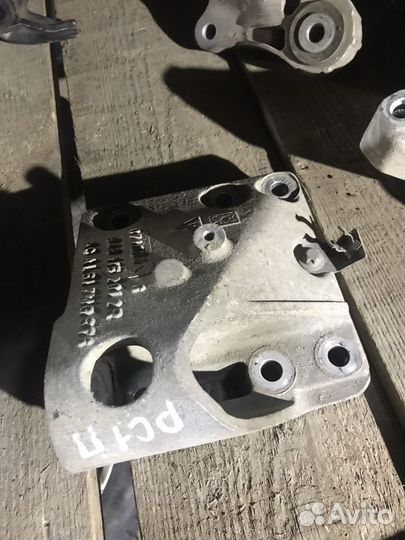 Кронштейн кпп Порш каен 957 4.8