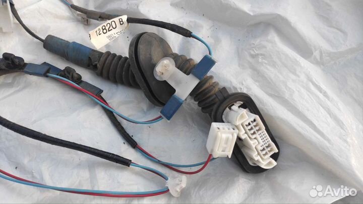 Продам электропроводку дверей toyota corolla 150