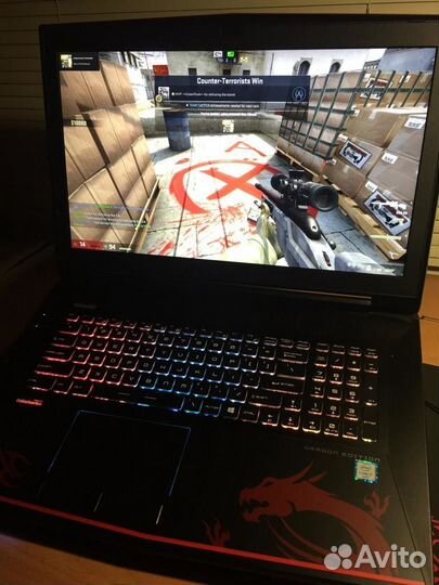 Ноутбук с запущенной CS-GO