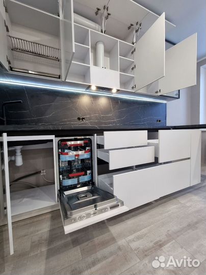 Кухня угловая с высокими шкафами