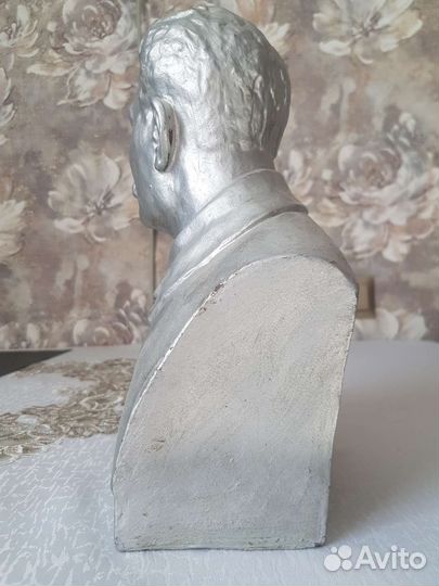 Бюст Сталина, полное собрание сочинений Сталина