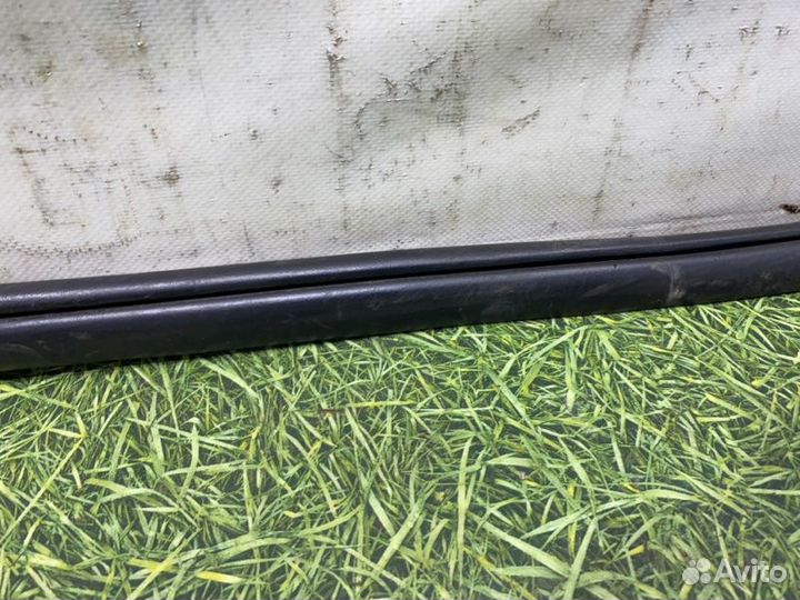 Уплотнительная резинка боковой двери задняя правая