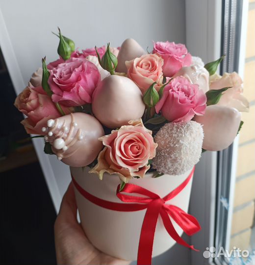 Клубника / бананы, финики в шоколаде с цветами