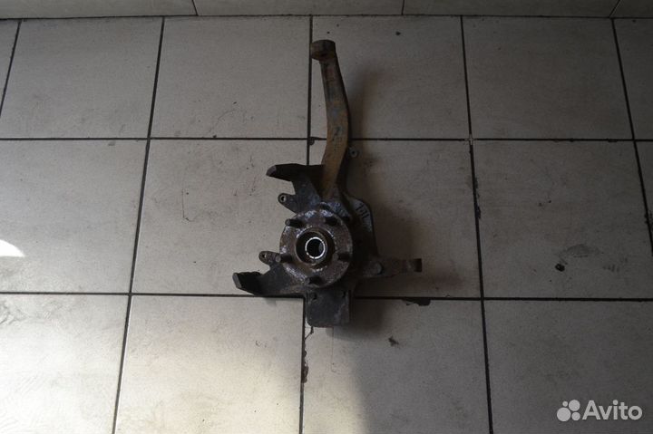 Поворотный кулак передний левый Dodge Stratus 1