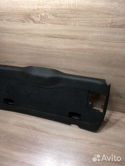 Обшивка крышки багажника Volkswagen Touareg 2004