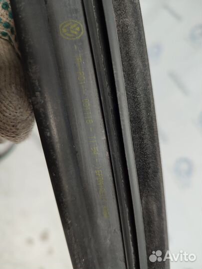 Уплотнитель стекла двери задней левой VW Polo 5