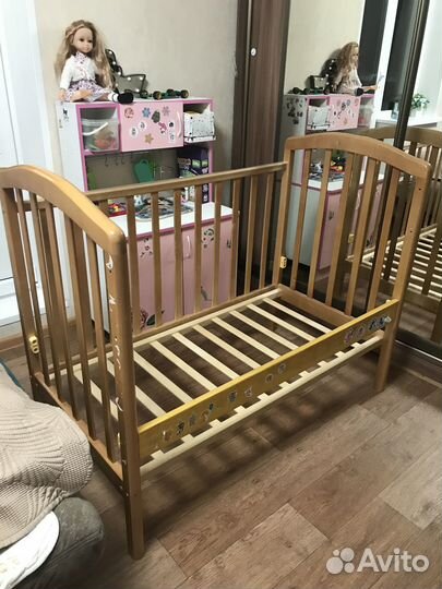 Детская кроватка с маятником