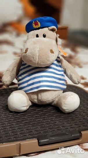 Игрушка бегемот десантник