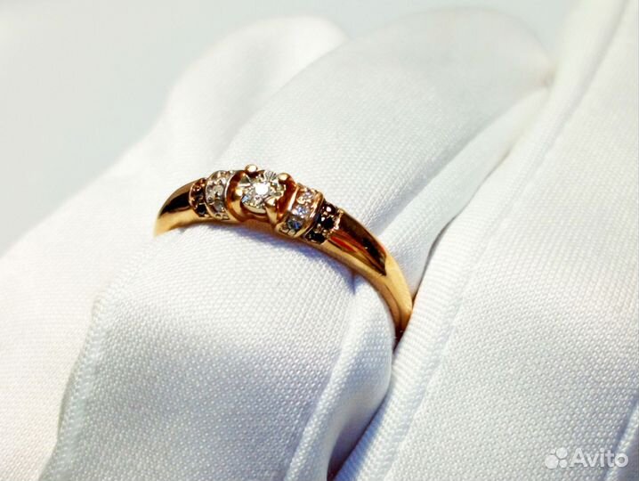 Золотое кольцо с бриллиантом р 17 (20990)