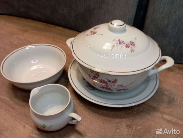 Абсолютно новый обеденный сервиз