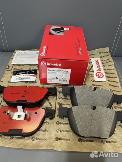 Тормозные колодки передние brembo P06049