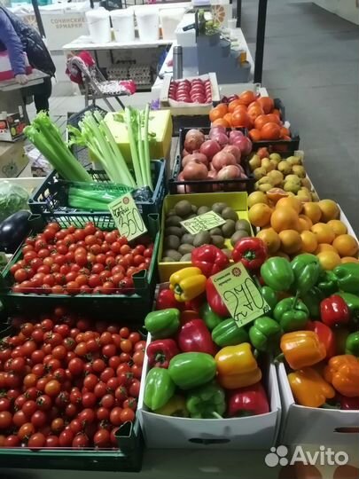 Продавец овощей и фруктов на ярмарку