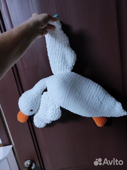 Гусь обнимусь вязаный