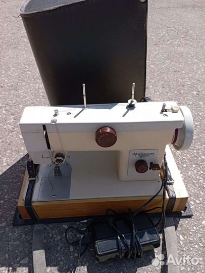 Швейная машина 
