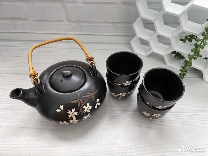 Заварочный чайник и 4 чашки