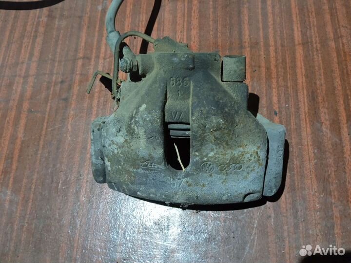 Суппорт левый передний Фольксваген Пассат В5