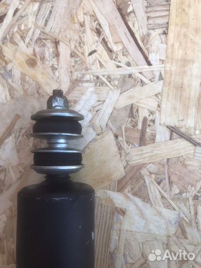 Амортизатор подвески передний Toyota Hiace TRH200