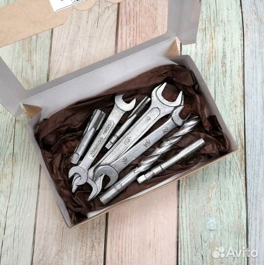 Реалистичные инструменты из шоколада