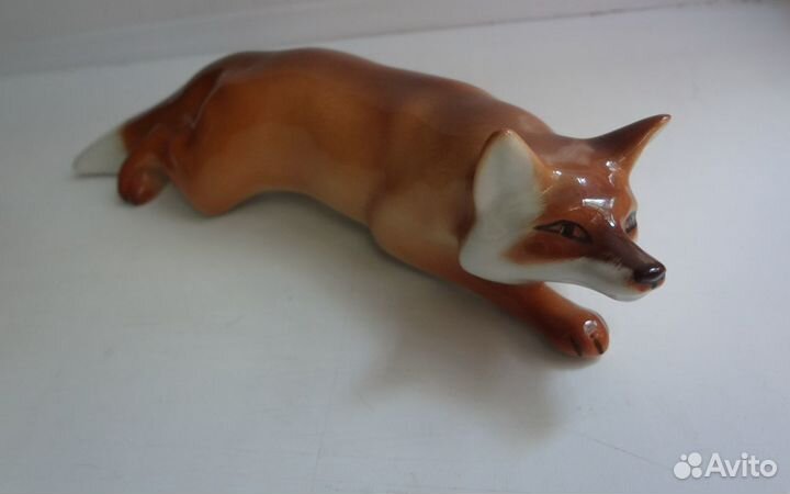 Фарфоровая статуэтка крадущаяся лиса лфз СССР